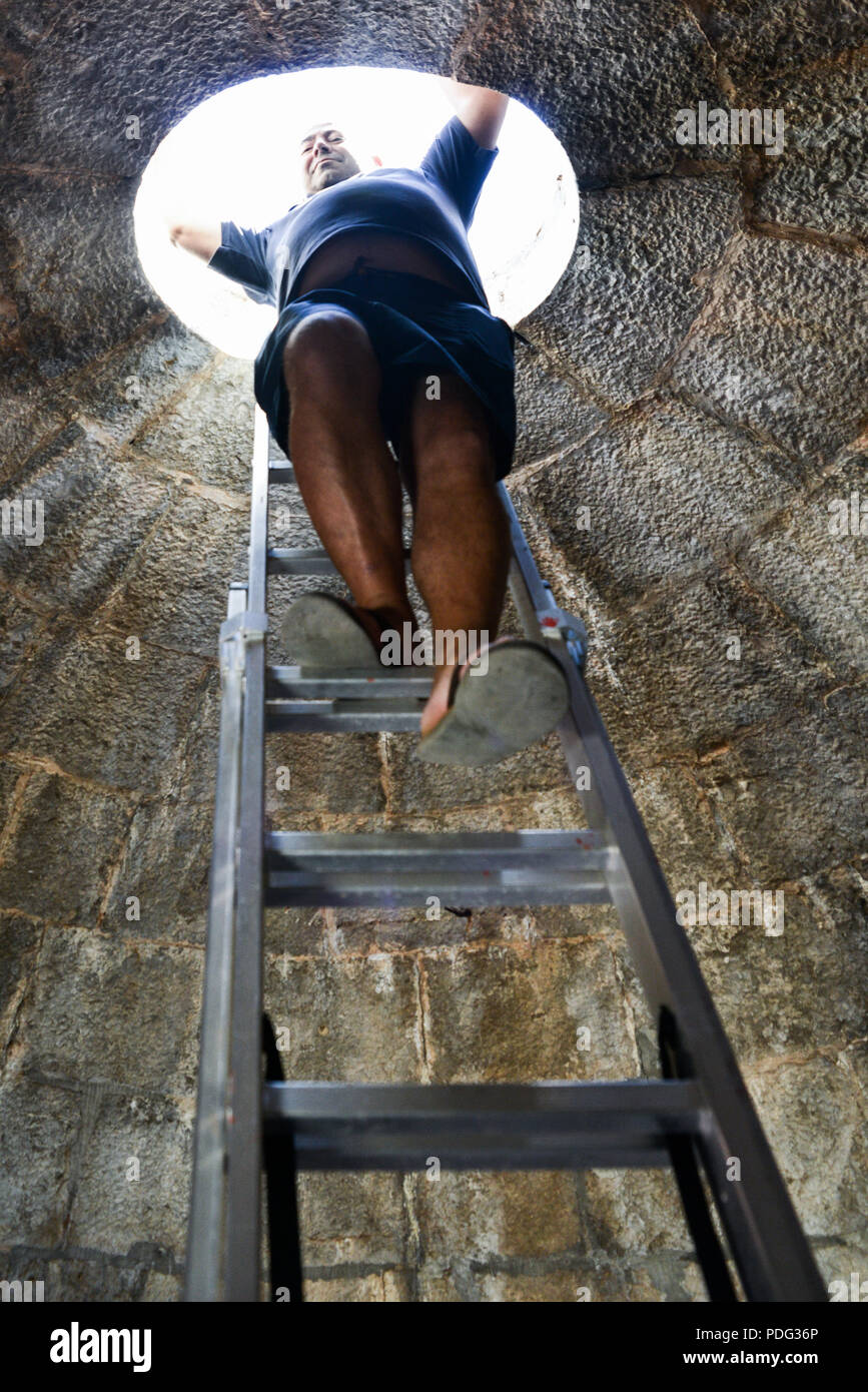 Leuchtturm Wächter an der Forte Do Cavalo Leuchtturm hinunter eine steile Treppe Stockfoto