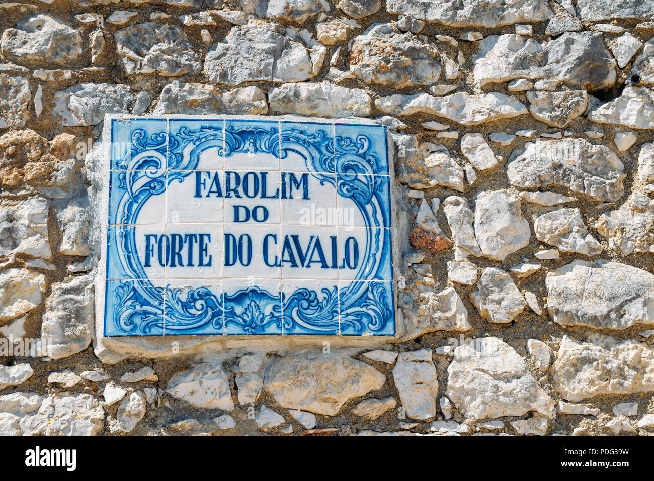 Azulejos, traditionellen portugiesischen Kacheln mit typischen vintage Muster, am Eingang zum Sesimbra Leuchtturm erfasst Stockfoto