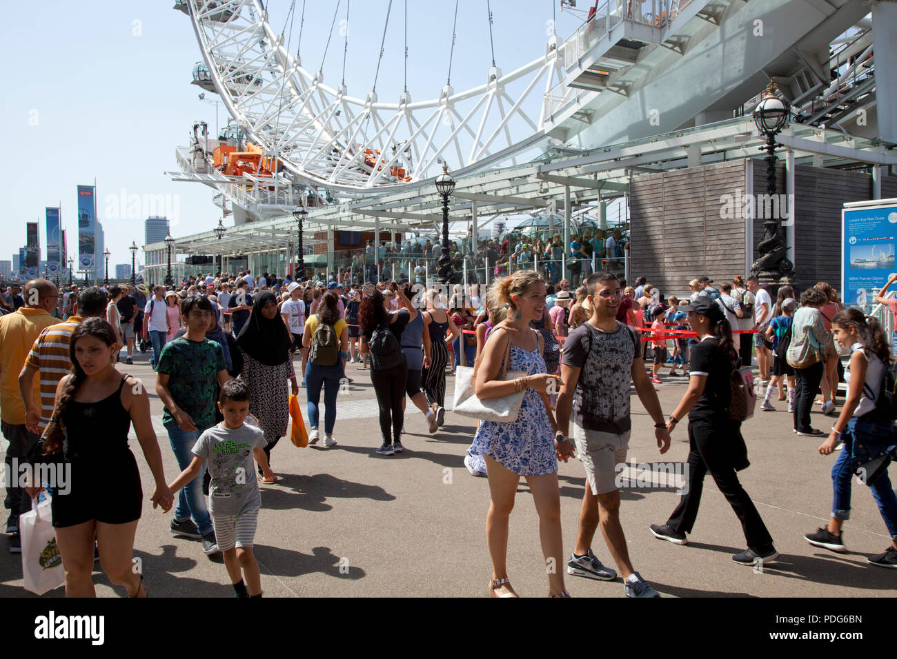 London, Southbank, Eingang London Eye mit Touristen beschäftigt zu Stockfoto