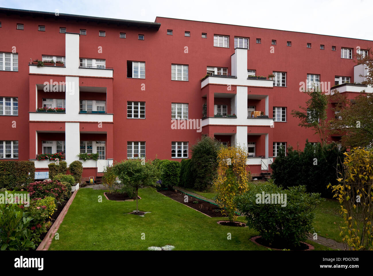 Rückseite des Zeilenbaus mit Hausgärten, sogenannte ROTE VORNE Stockfoto