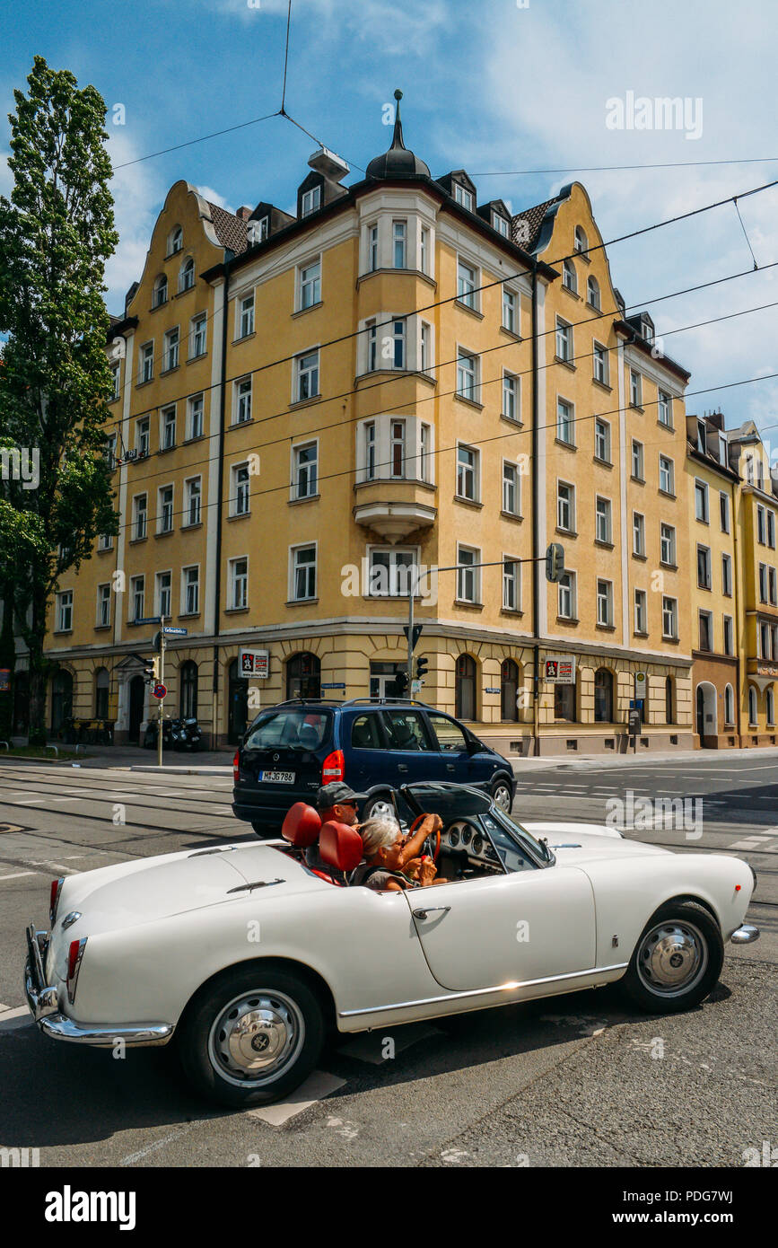 München, Deutschland - 28. Juli 2018: Oldtimer und klassische Architektur in München, Deutschland Stockfoto