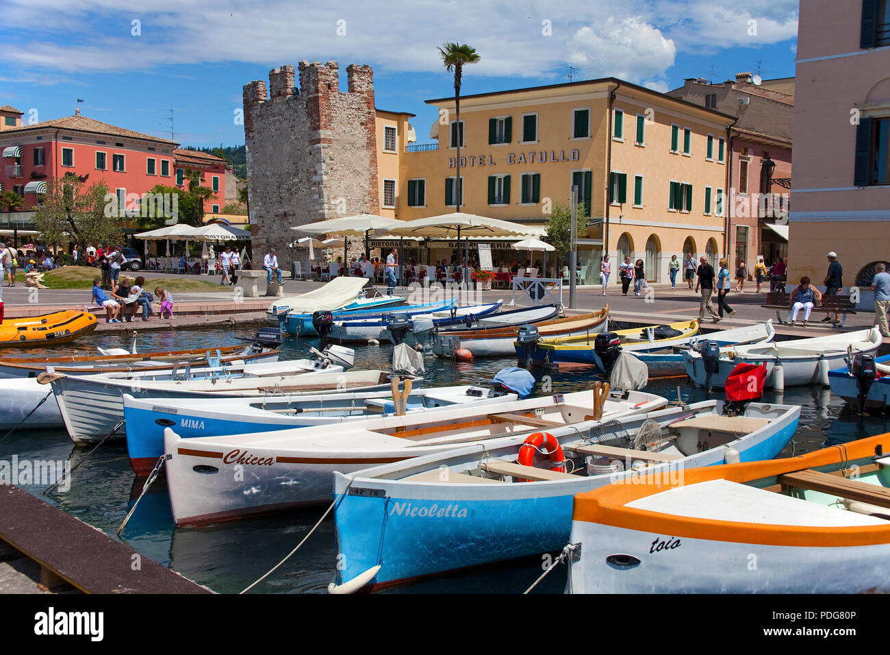 Fischerboote am Hafen, Turm Ruine einer Scaliger Turm, Bardolino, Provinz Verona, Gardasee, Lombardei, Italien Stockfoto