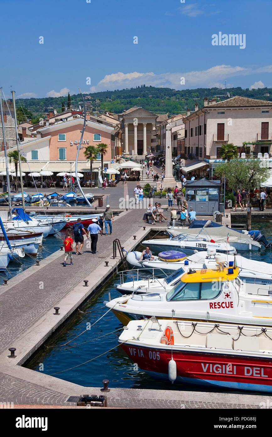 Pier und den Hafen von Bardolino, Provinz Verona, Gardasee, Lombardei, Italien Stockfoto