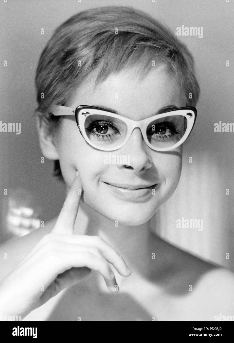 60er Jahre Brille. Eine junge Frau in Gläsern und Bogen, Januar 1961.  Modelle name Monica Flodqvist Stockfotografie - Alamy
