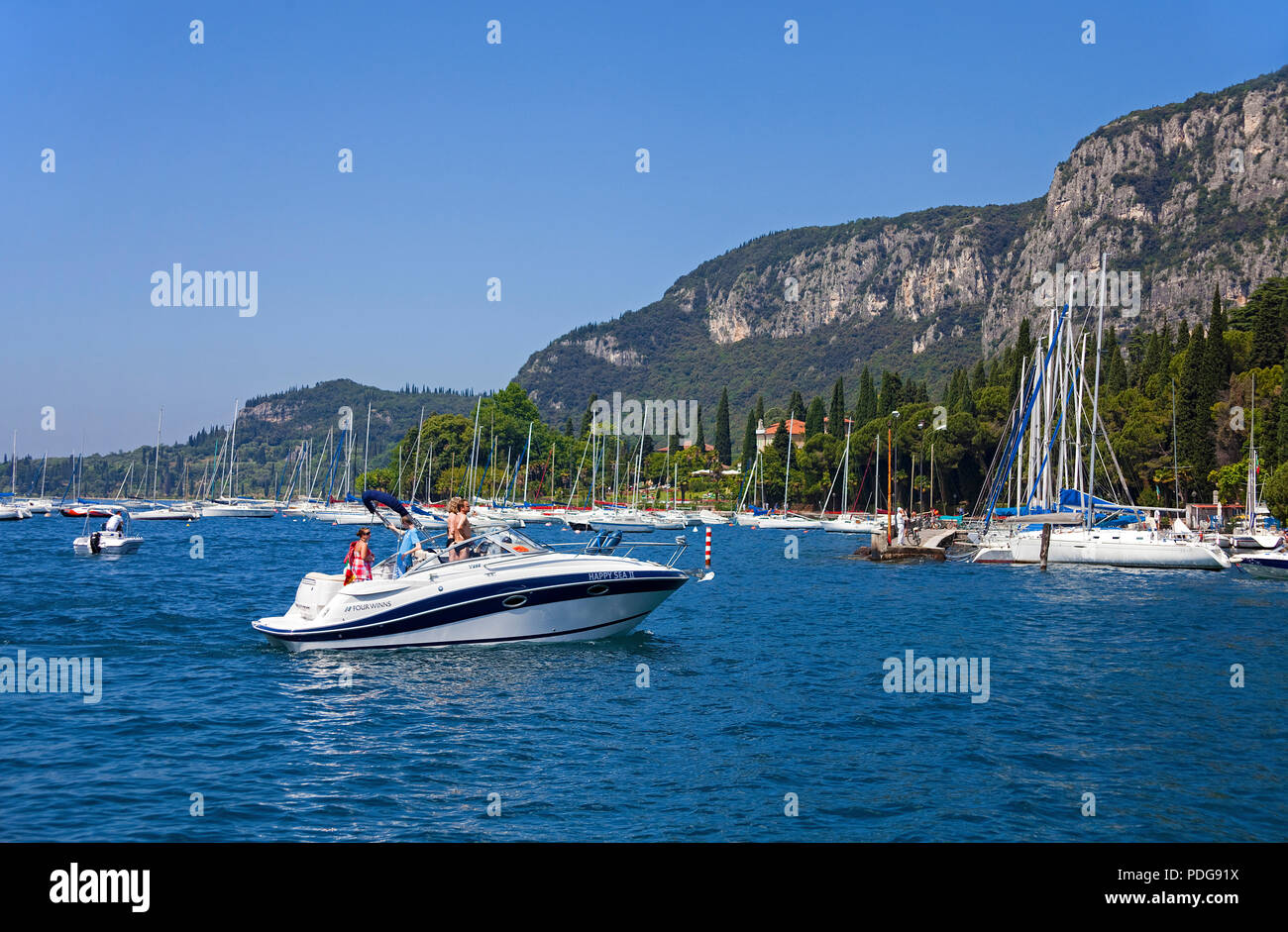 Motorboot und Segeln Boote am Ufer des Gardasees, in der Provinz Verona, Gardasee, Lombardei, Italien Stockfoto