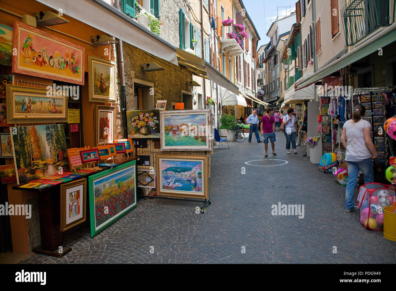 Galerie und Geschäfte in der Altstadt von Garda, Provinz Verona, Gardasee, Lombardei, Italien Stockfoto