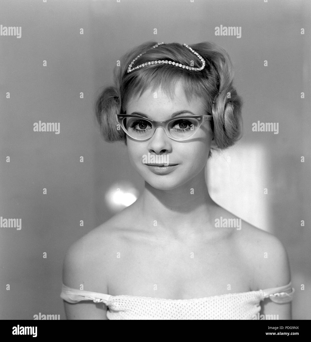 60er Jahre Brille. Eine junge Frau in Gläsern und Bogen, Januar 1961.  Modelle name Monica Flodqvist Stockfotografie - Alamy
