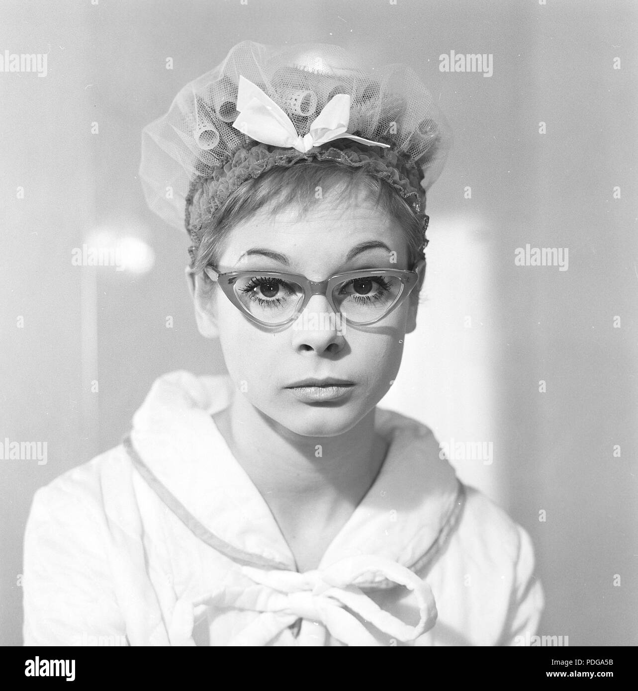 60er Jahre Brille. Eine junge Frau in Gläsern und Bogen, Januar 1961. Modelle name Monica Flodqvist Stockfoto