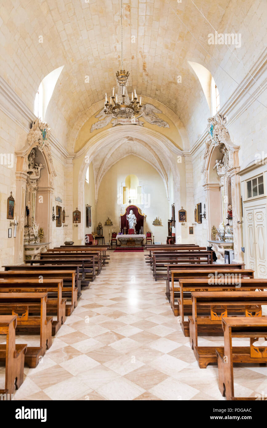 Sassari, Italien, 12. April 2018: Innere der Kathedrale Duomo San Nicola in Sassari, Italien, eine Kirche mit Holzbänken und schönen interiror, Sassari ist eine der größten Städte in Sardinien Stockfoto