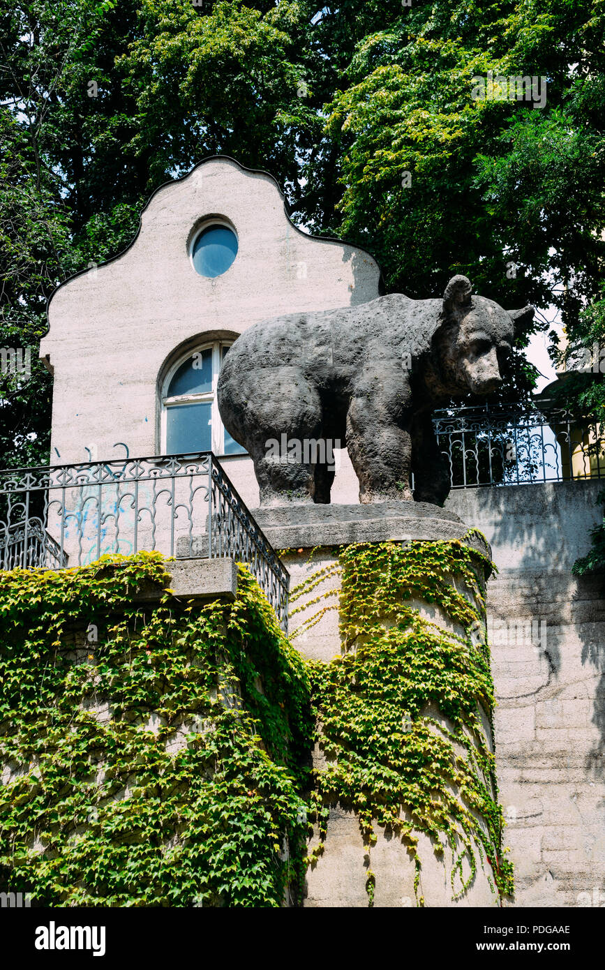 München, Deutschland - Juli 28, 2018: Big bear Abbildung von Viktor Schneiber neben Gebsattelstrabe Brücke Stockfoto