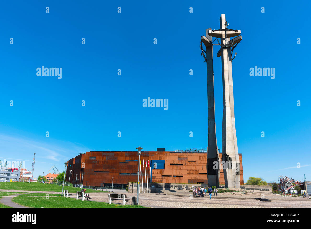 Blick auf die 42 Meter hohe Denkmal für die gefallenen Werftarbeiter in Danzig, mit der die europäische Solidarität Center Museum Gebäude an der hinteren, Polen. Stockfoto