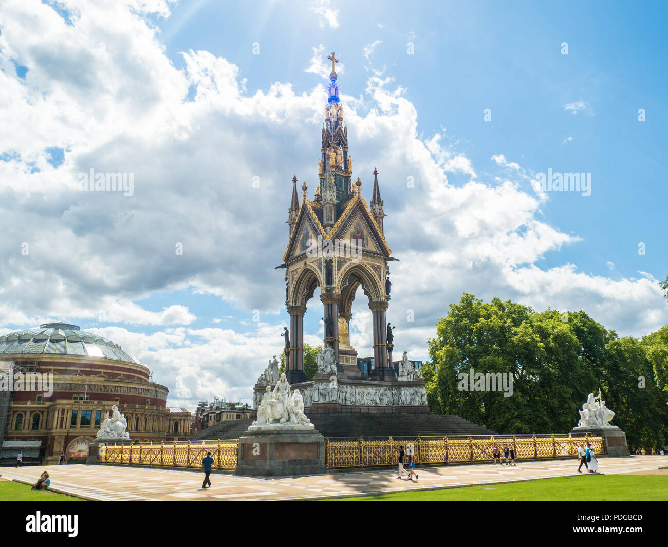 Die Neugotischen Stil Albert Memorial in Kensington Gardens und die Royal Albert (Konzert) Halle, South Kensington, London, England Stockfoto