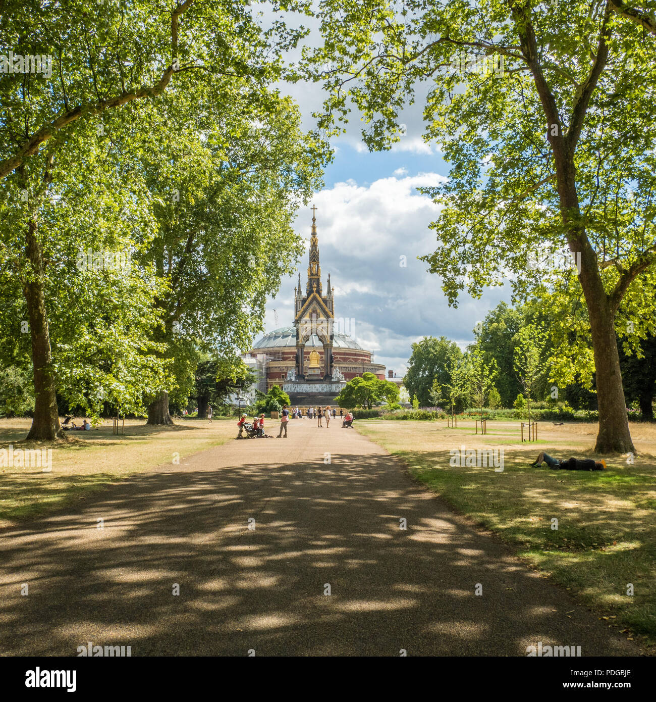 Das im Stil der Gotik gestaltete Albert Memorial in Kensington Gardens mit der Royal Albert (Concert) Hall dahinter, South Kensington, London, England. Stockfoto