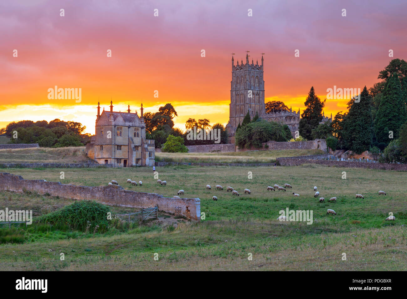 Osten Bankett- Haus der Alten Campden Haus und St. James' Church in der coneygree Feld bei Sonnenuntergang, Chipping Campden, Cotswolds, Gloucestershire Stockfoto