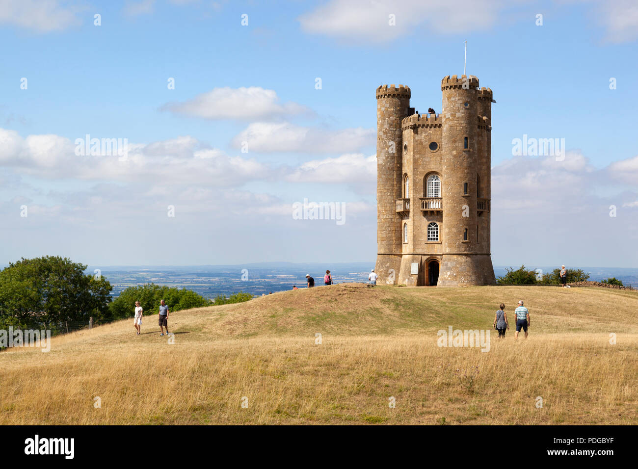 Broadway Tower im Sommer mit Touristen am Nachmittag, Sonnenschein Stockfoto