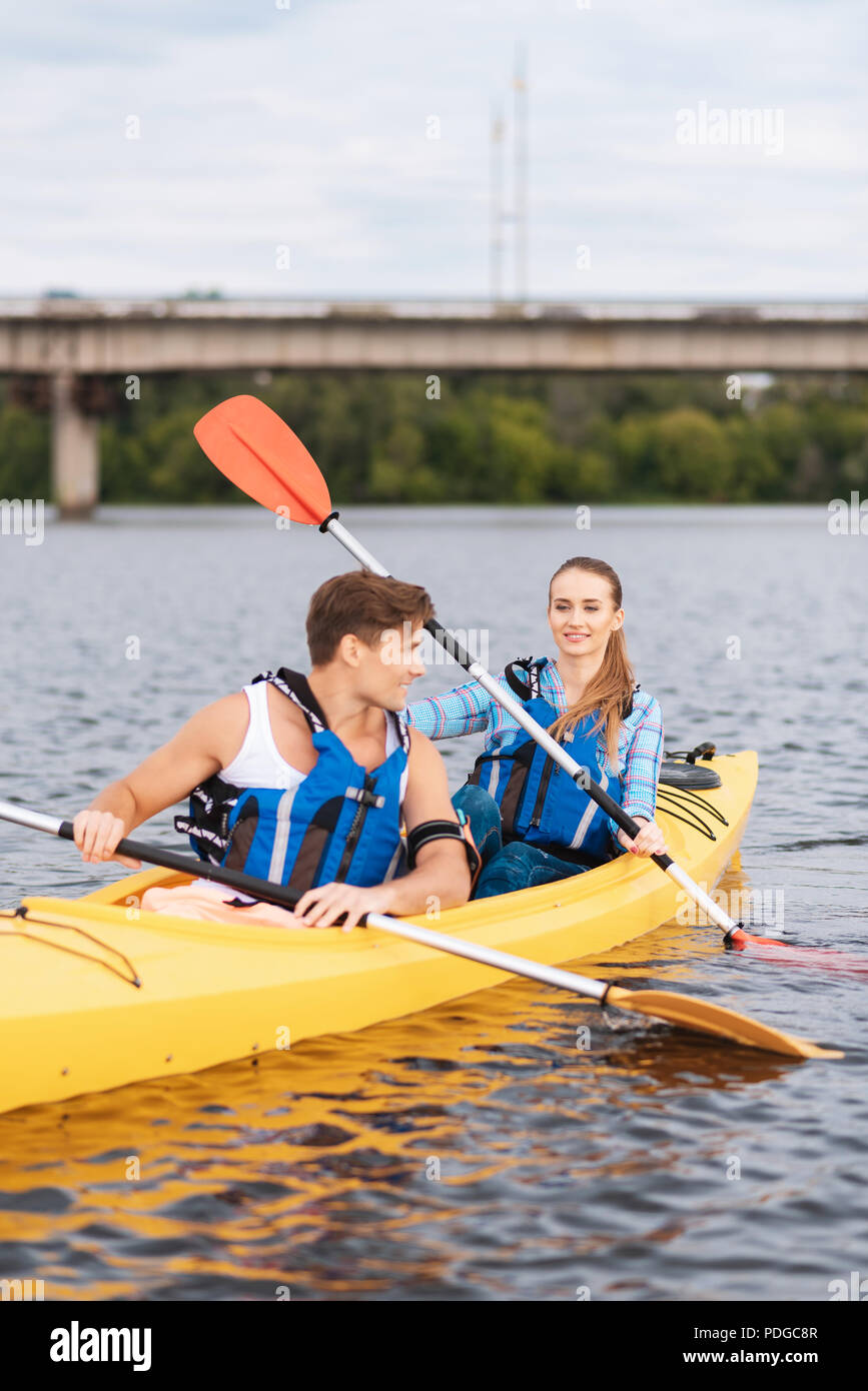 Lieben, fürsorglichen Mann auf der Suche nach seiner Frau, während im Kanu sitzen Stockfoto