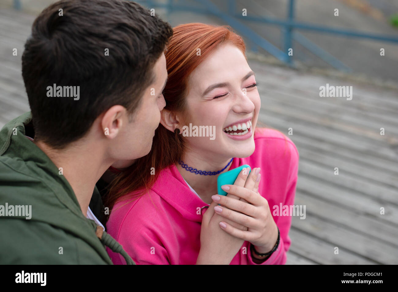 Positive junge Frau eine lachende Süße Erinnerungen. Stockfoto