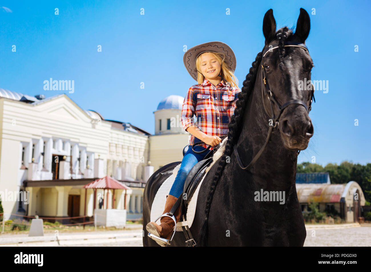 Reiten ist das Hobby der deutschen Blondine Reiten ist das Hobby der deutschen Blondine