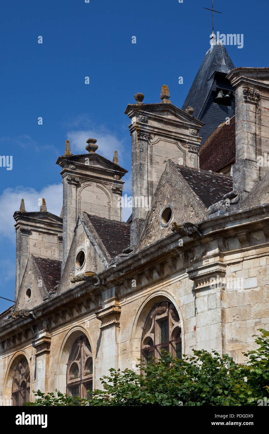 Ligny-le-Chatel Blackcamo Kirche St. Peter u. Paul, neuer Ostteil 16-17 Jh eingezogene über das Dach hinausreichende Renaissance-Strebepfeiler Ansicht v S Stockfoto