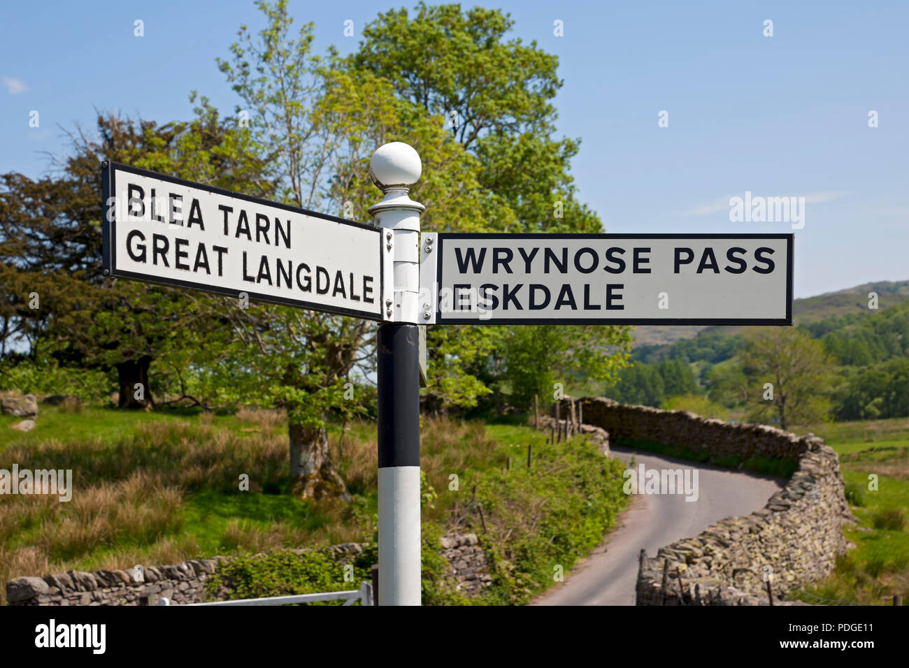 Nahaufnahme der traditionellen britisch-englischen Straßenschilder Langdale Lake District National Park Cumbria England Vereinigtes Königreich GB Großbritannien Stockfoto