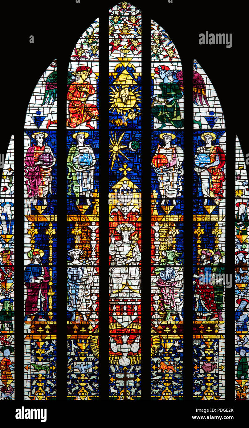 Die 1958 Benedicite Fenster, entworfen von H.J. Stammelt, St Marys Pfarrkirche, Scarborough, Großbritannien Stockfoto