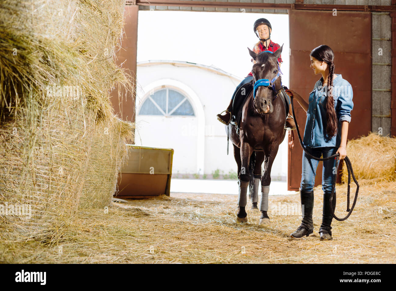 Reiterin Unterricht ihrer Tochter reiten Racing Pferd Stockfoto