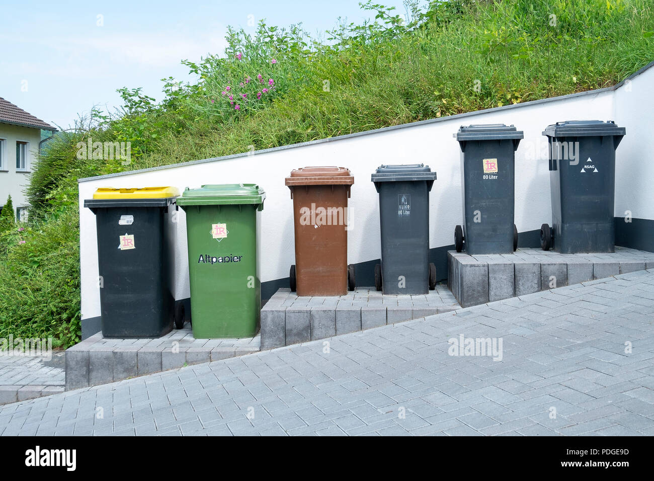 Abfallbehälter für die verschiedenen Arten von Abfällen in Deutschland. Stockfoto