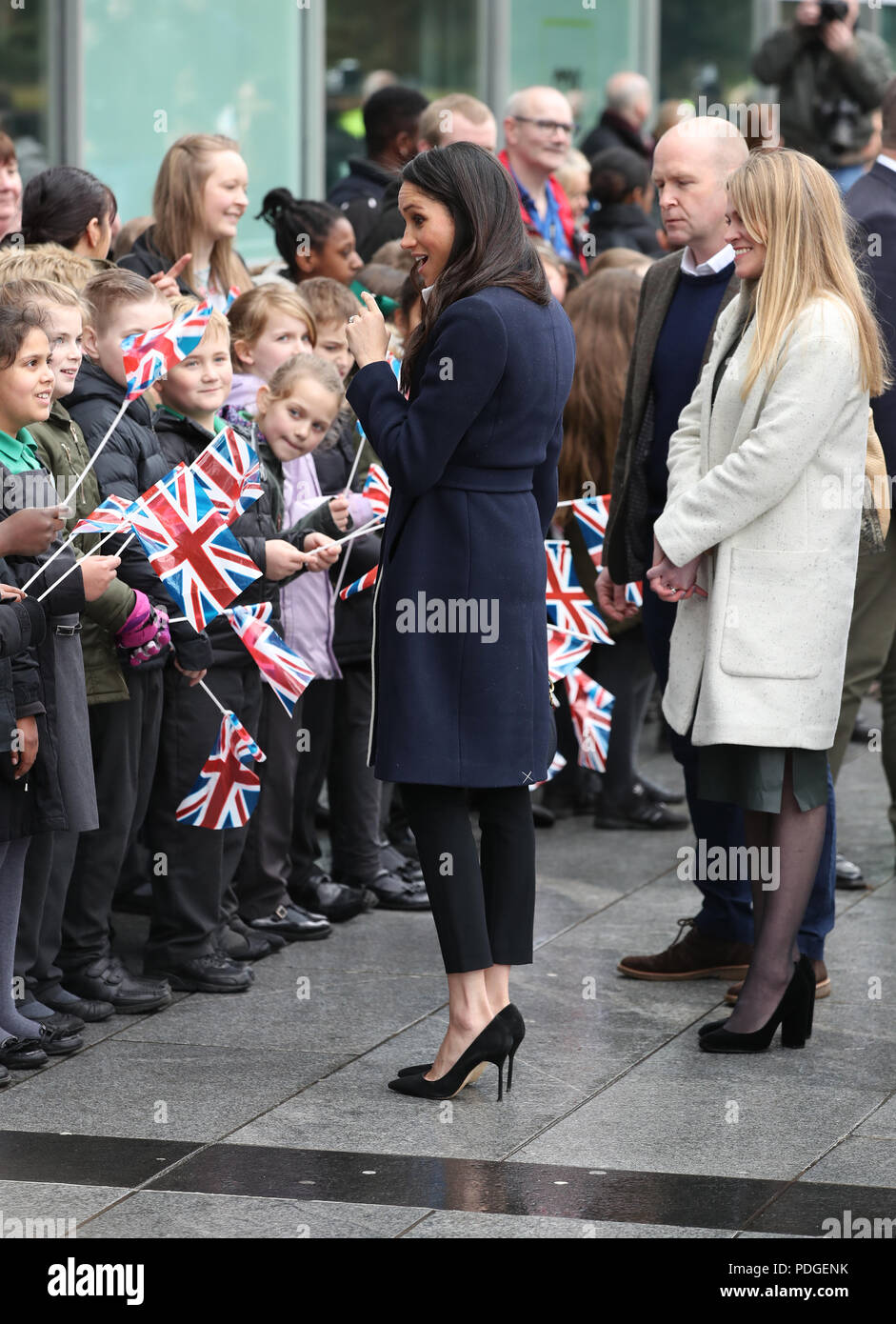 Prinz Harry und Ms Meghan Markle sind von Schulkindern begrüßt, da sie bei Millennium Point in Birmingham ankommen Stockfoto