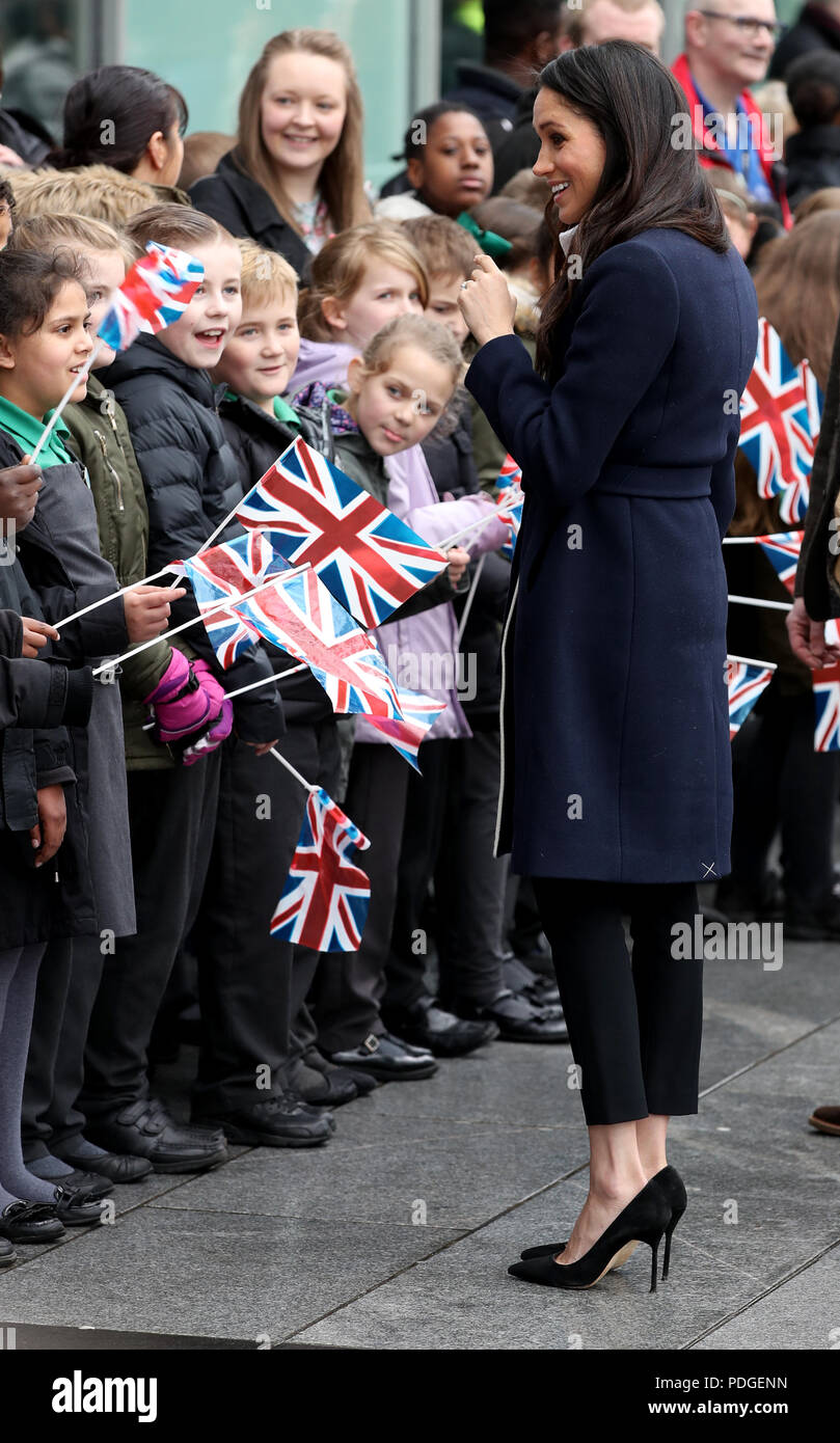 Prinz Harry und Ms Meghan Markle sind von Schulkindern begrüßt, da sie bei Millennium Point in Birmingham ankommen Stockfoto