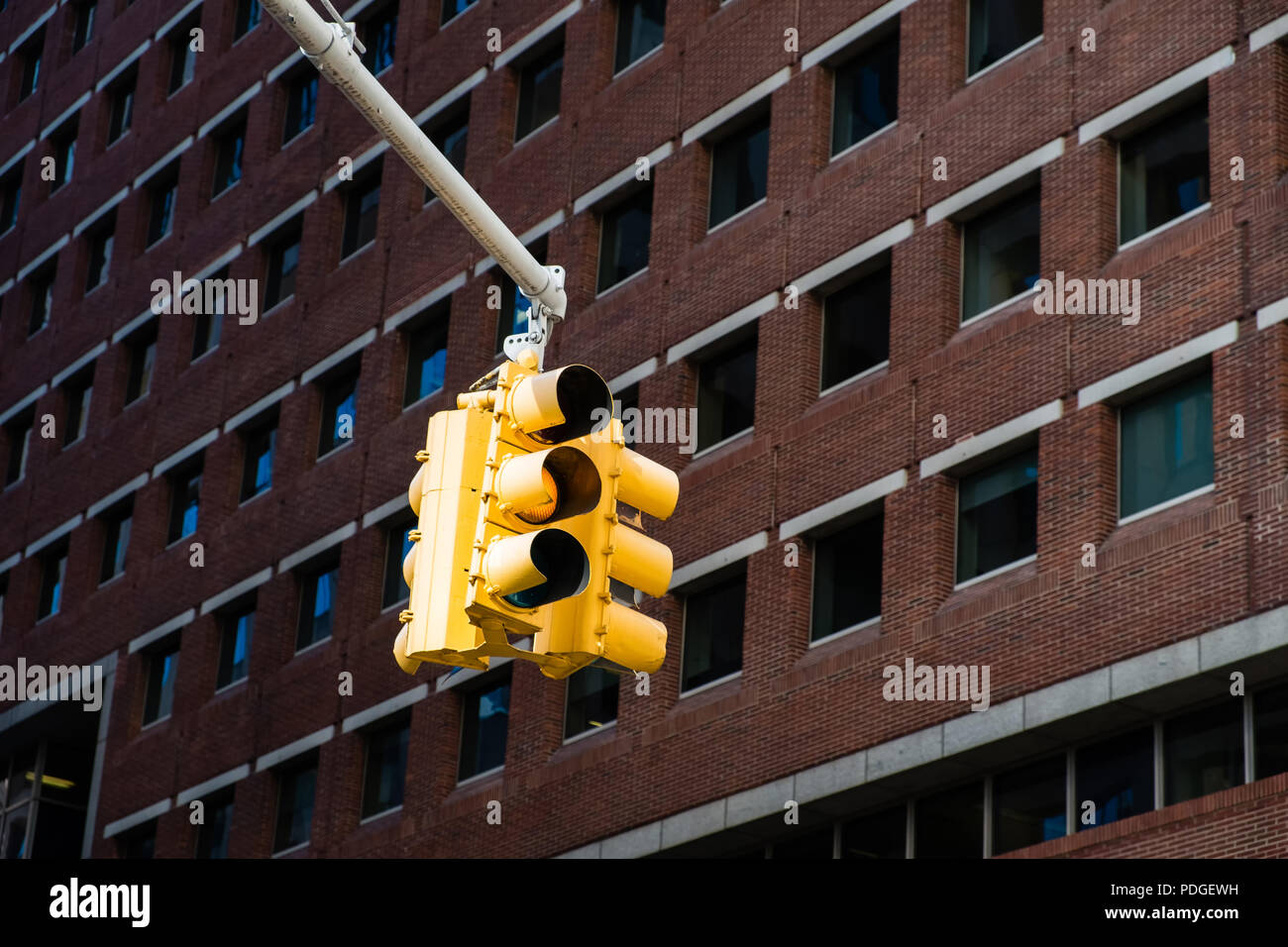 Gelbe Ampel vor der Backsteinbau - New York Stockfoto