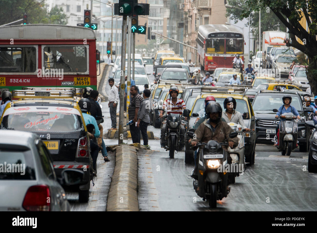 Verkehrsreichen Straße in Kamathipura, Mumbai, Maharashtra, Indien Stockfoto