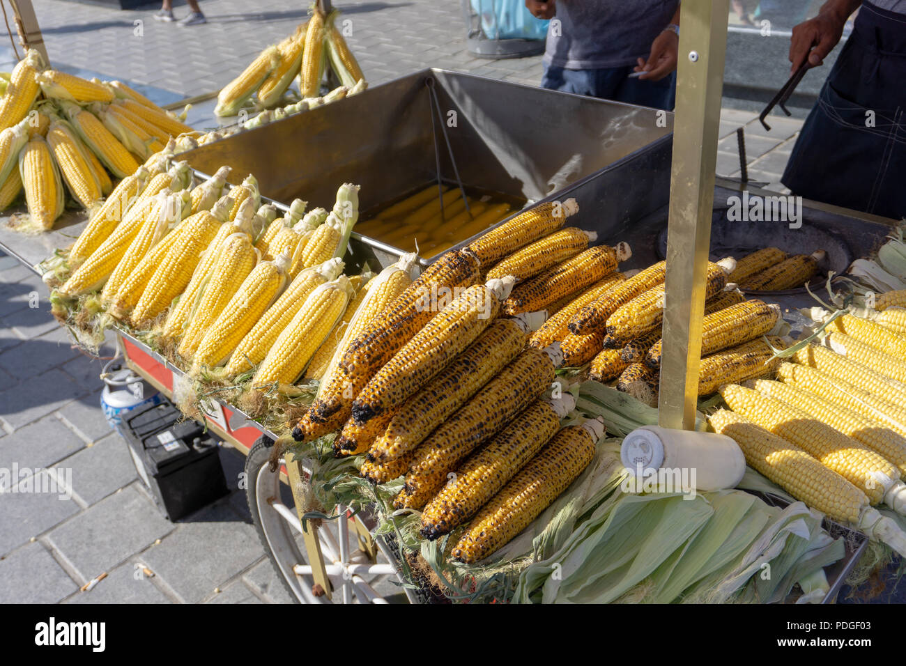 Mais und gegrillte zusammen in der Straße essen in Istanbul. Türkische Street Food Kultur hat viele Optionen für Vegetarier wie z.b. Mais. Stockfoto