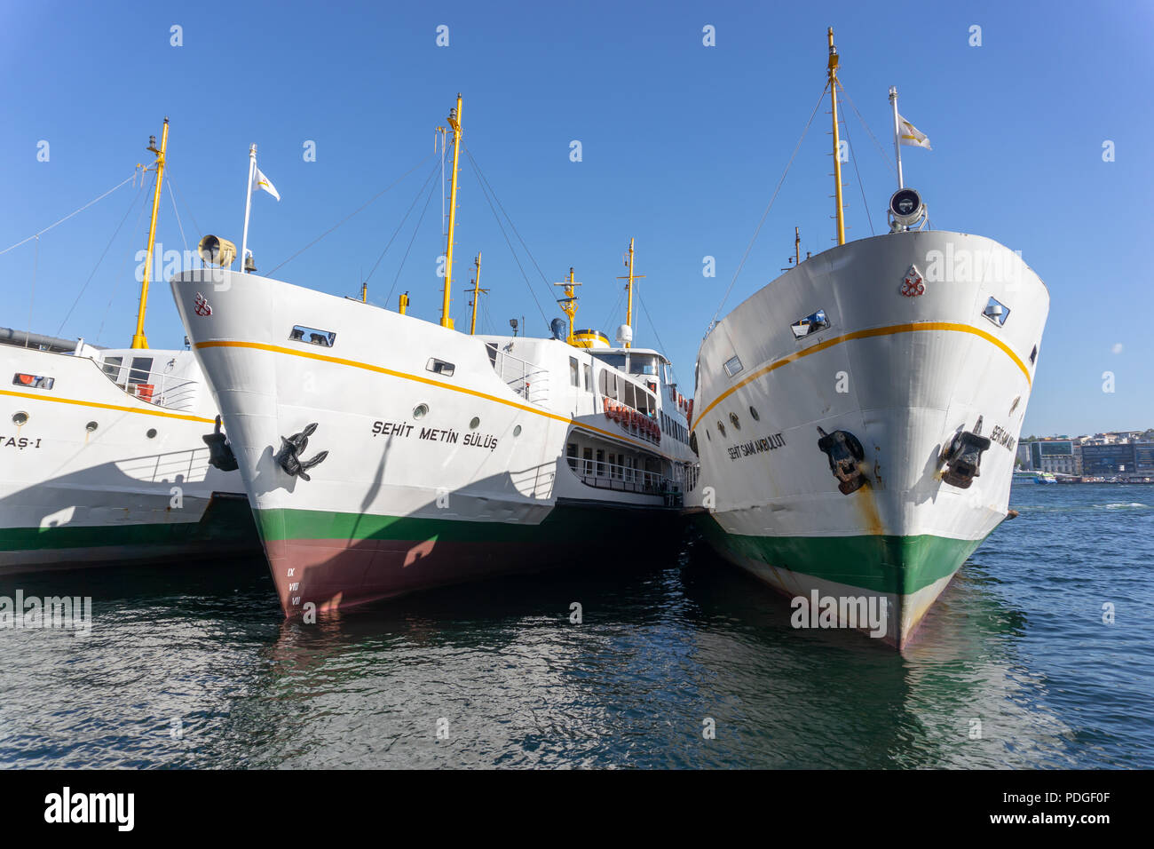 Die Fähren sind in der Schlange in Istanbul. Stockfoto