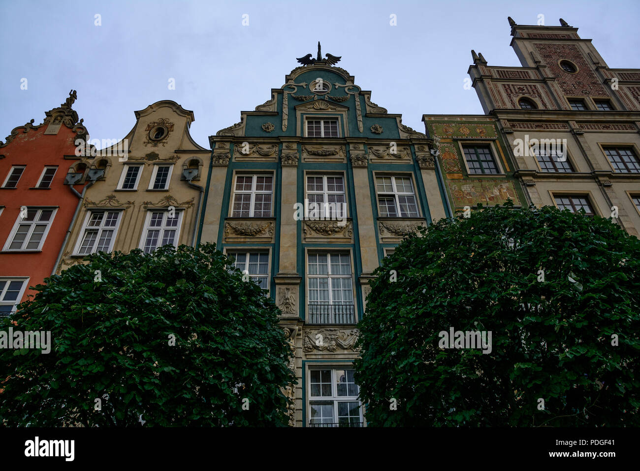 Fassade Architektur auf Długa Straße, eine der ältesten der Stadt mit bunten Häusern in Danzig, Polen Stockfoto