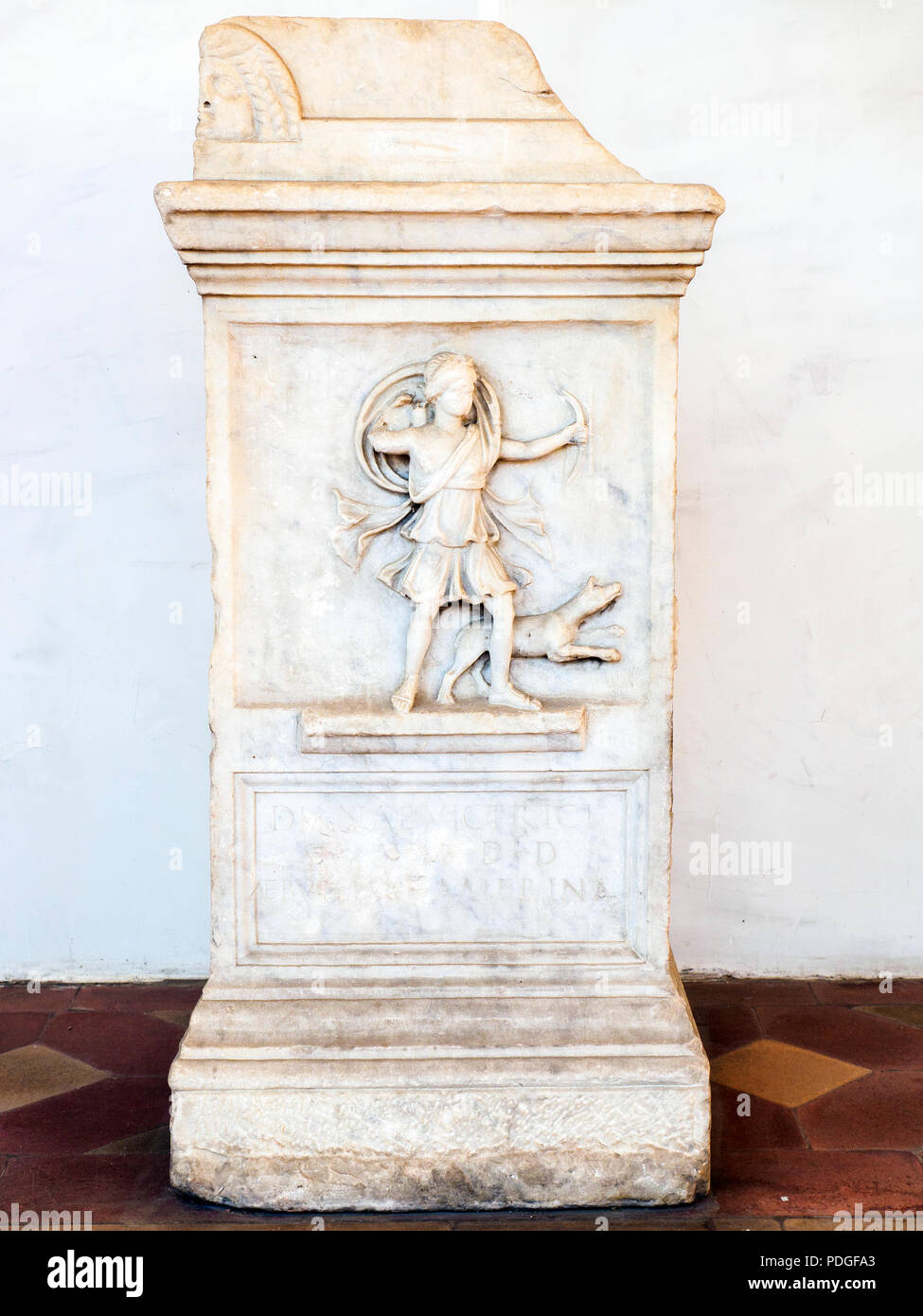 Altar der Diana victrix von Aebutia Nerina gewidmet, die Artemmis wie ein Bogenschütze, Luni Marmor erste Hälfte des 2. nachchristlichen Jahrhundert von der Via Ardeatina - Nationalen Römischen Museum - die Bäder von Diocletian - Rom, Italien Stockfoto