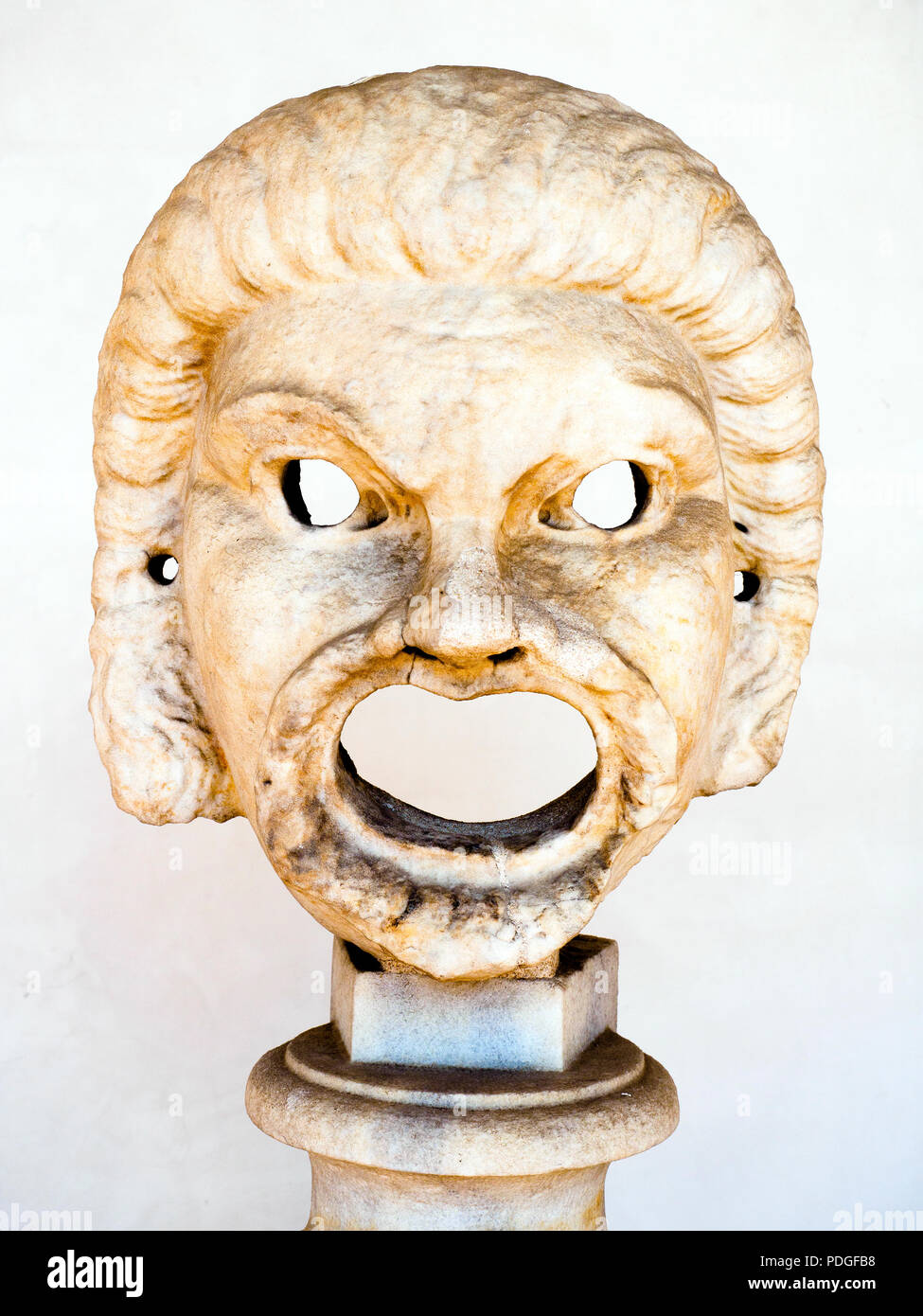 Männliche komischen Maske in weißem Marmor 2. Jahrhundert n. Chr. unbekannter Herkunft - Nationalen Römischen Museum - die Bäder von Diocletian - Rom, Italien Stockfoto