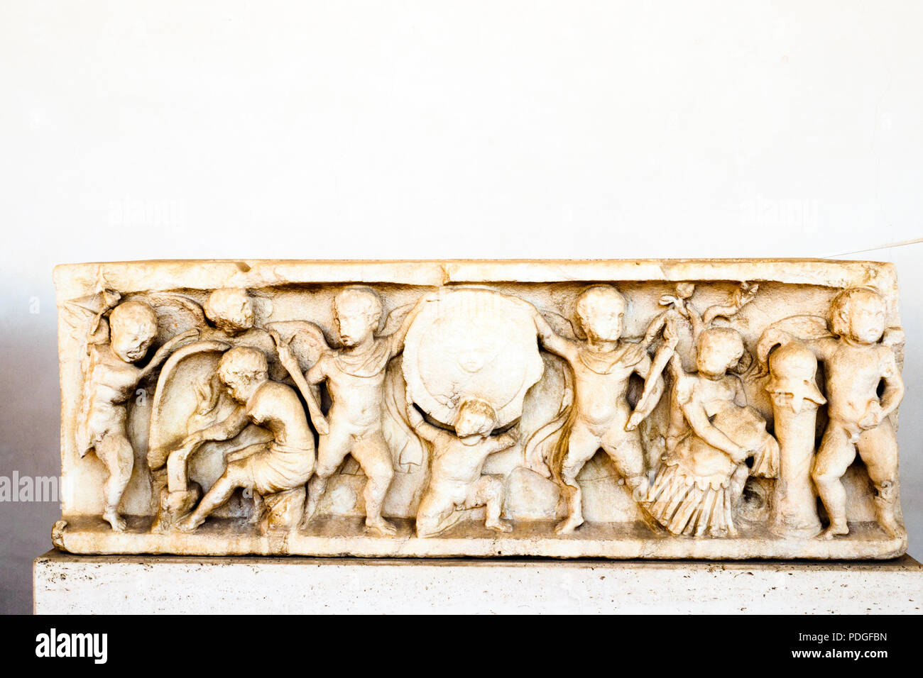 Sarkophag mit amoretten und Waffen zu tragen. Weißer Marmor 2. Jahrhundert AD (Antonine Alter) - Nationalen Römischen Museum - die Bäder von Diocletian - Rom, Italien Stockfoto