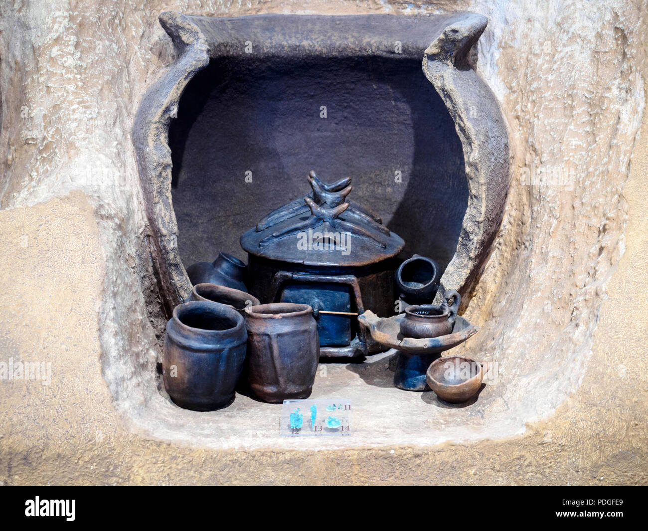 Die feuerbestattung Beerdigung in einer Grube, die von einem erwachsenen Mann aus der Nekropole Osteria dell'Osa 'X-IX Jahrhundert AD-nationalen Römischen Museum - die Bäder von Diocletian - Rom, Italien Stockfoto