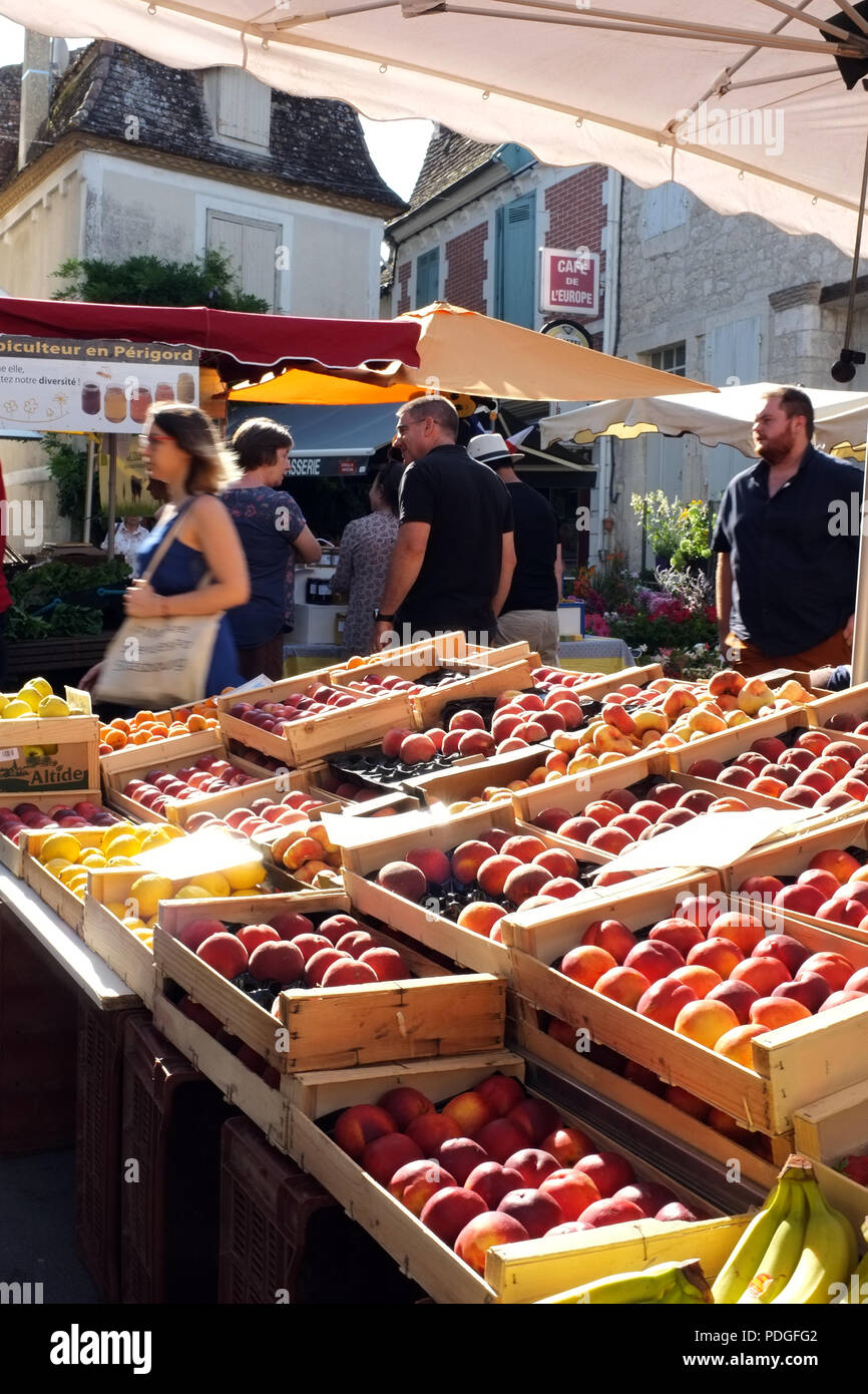 Frisches Obst zum Verkauf an der berühmten Sonntagsmarkt in Issigeac, South West Frankreich im August 2018 Stockfoto