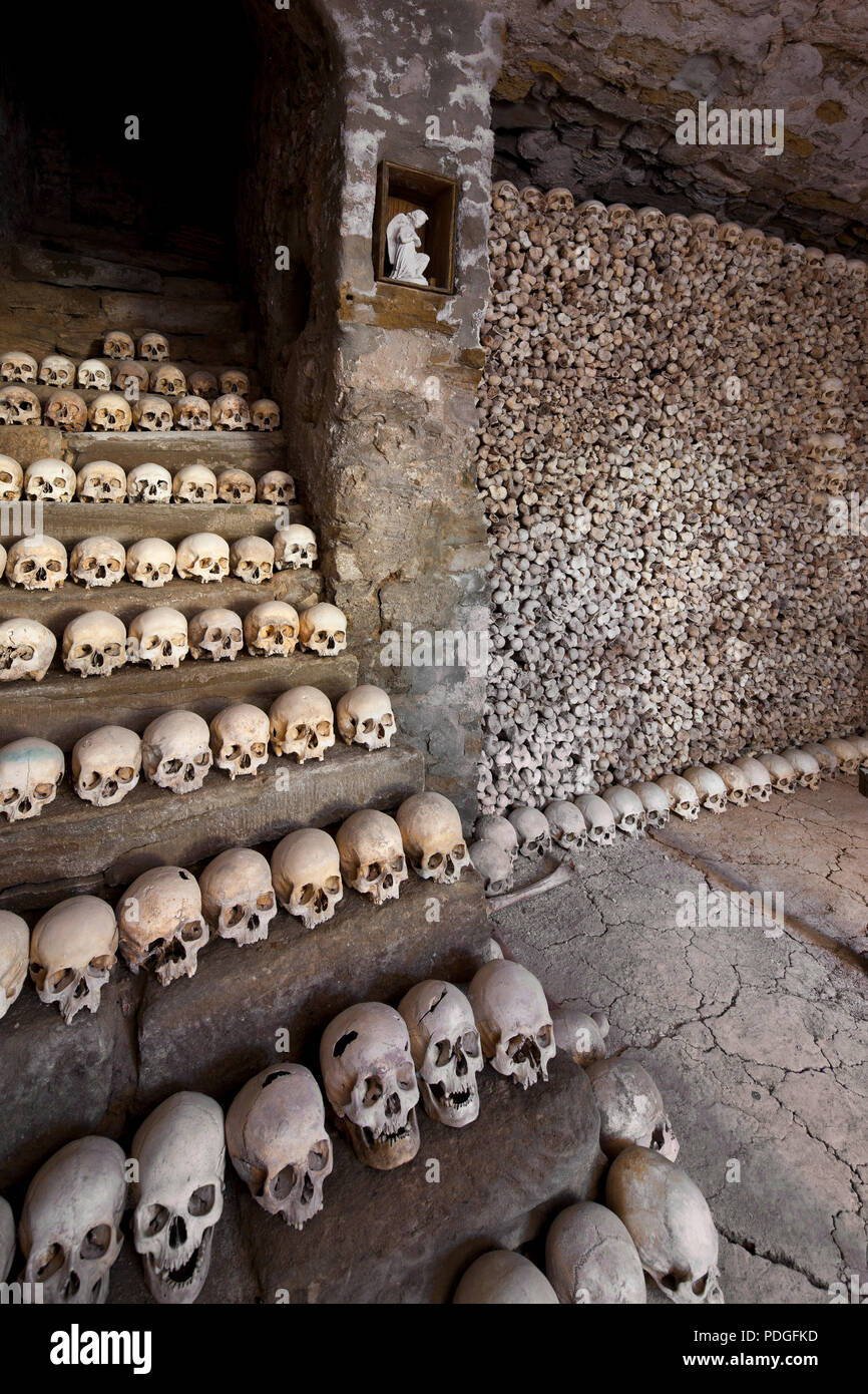 Iphofen, St. Vitus. Stadtpfarrkirche von 1349. Innenansicht der Michaelskapelle mit Beinhaus. Stockfoto