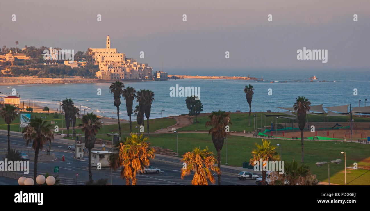 Hazy Sonnenaufgang am Frishman Beach in Tel Aviv in Israel mit Old Jaffa Jaffa im Hintergrund Stockfoto