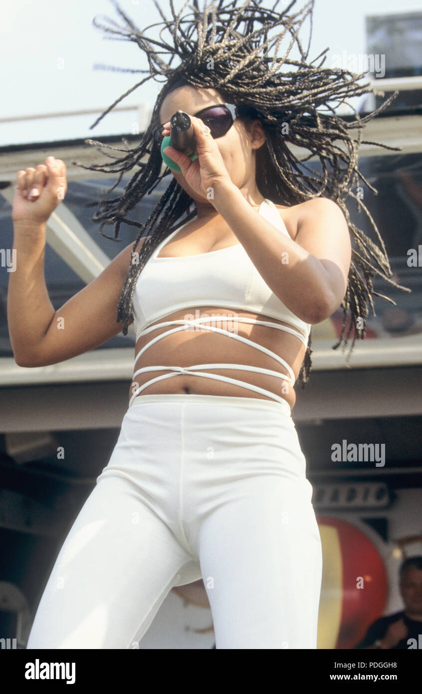 Uhr. BBC Radio 1 One Roadshow Plymouth Hoe Devon 15. August 1996 Lorna Saunders Marcus Thomas Stockfoto