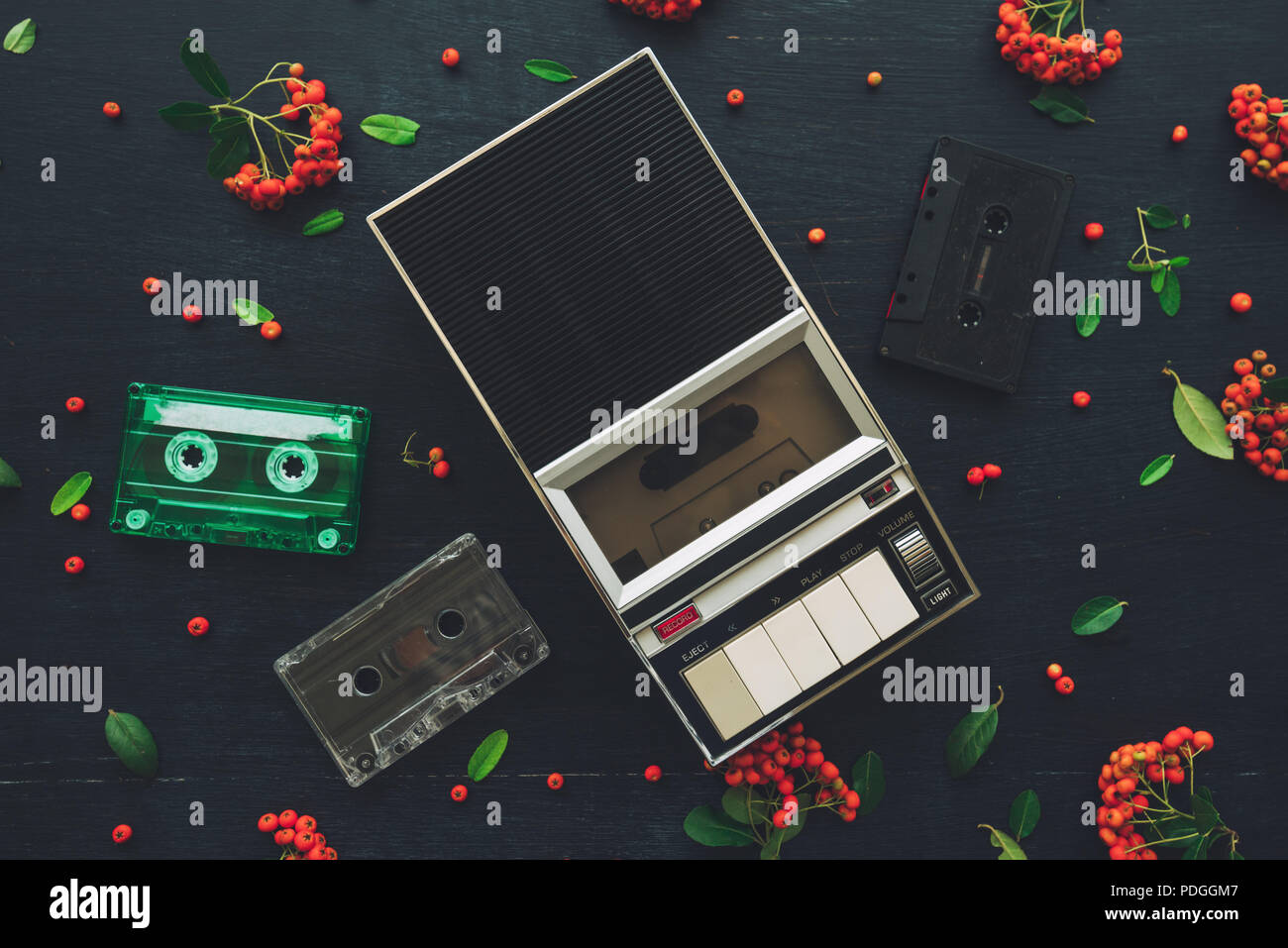 Flach Musik audio Kassette und Player, nostalgischen Bild Blick von oben auf die Retro Technologie von 80s und 90s mit Wild Berry Obst deko Anordnung Stockfoto
