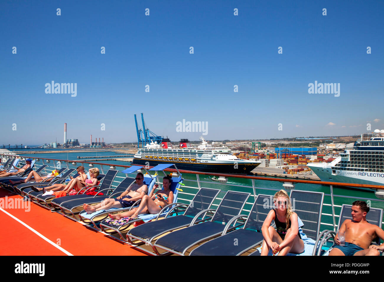 Passagiere an Bord der Royal Caribbean Unabhängigkeit der Meere Kreuzfahrt Schiff während einer Mittelmeer Kreuzfahrt mit Disney Magic in Aussicht Stockfoto
