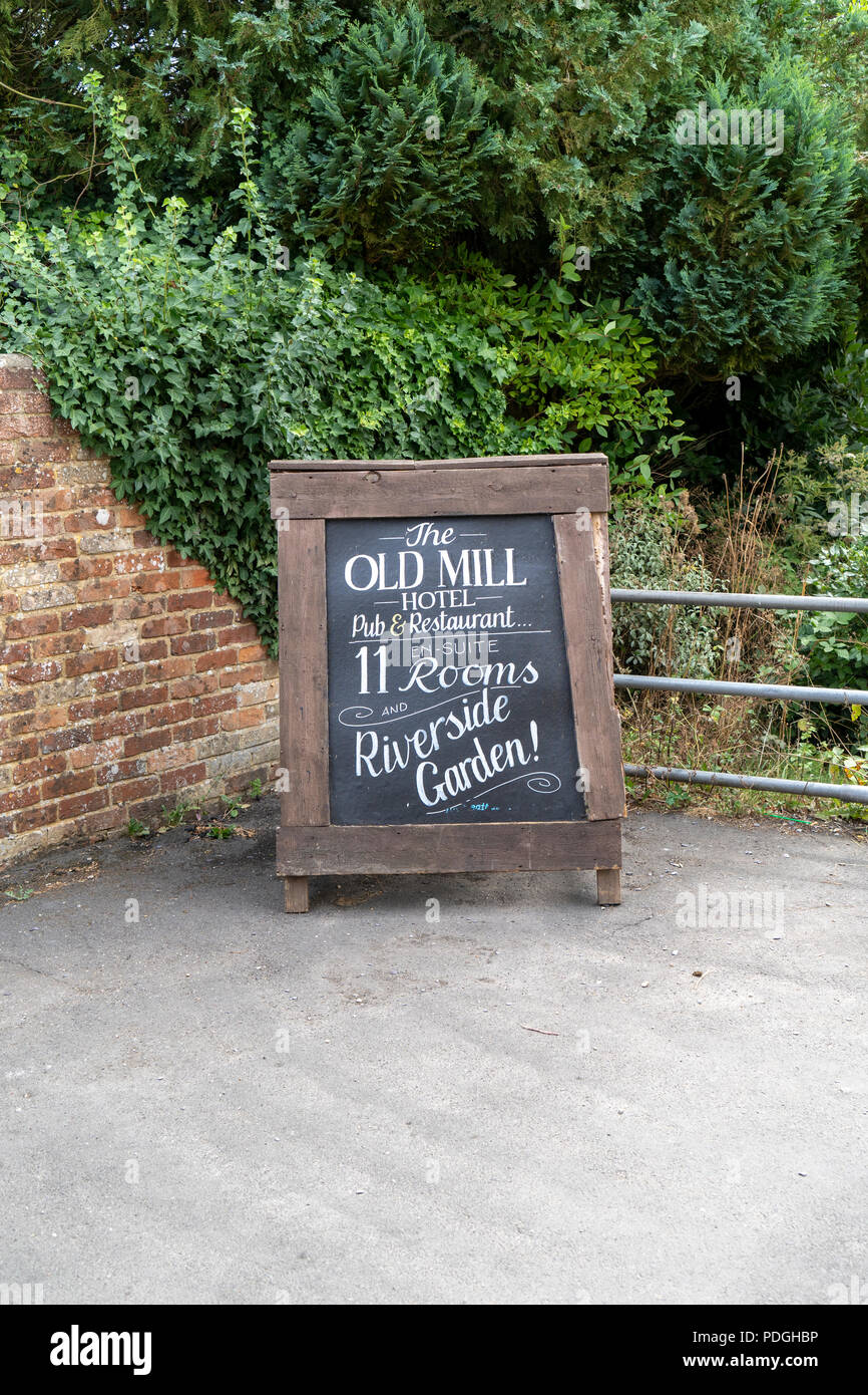 Old Mill Hotel Werbung Kreidetafel in Harnham Salisbury Wiltshire UK Stockfoto