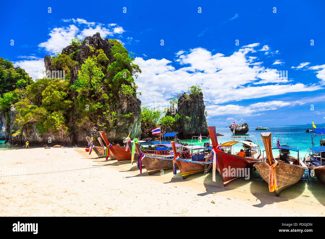 Schönen Strand von Thailand, Krabi. Ansicht mit traditionellen Booten und einzigartigen Felsen. Stockfoto