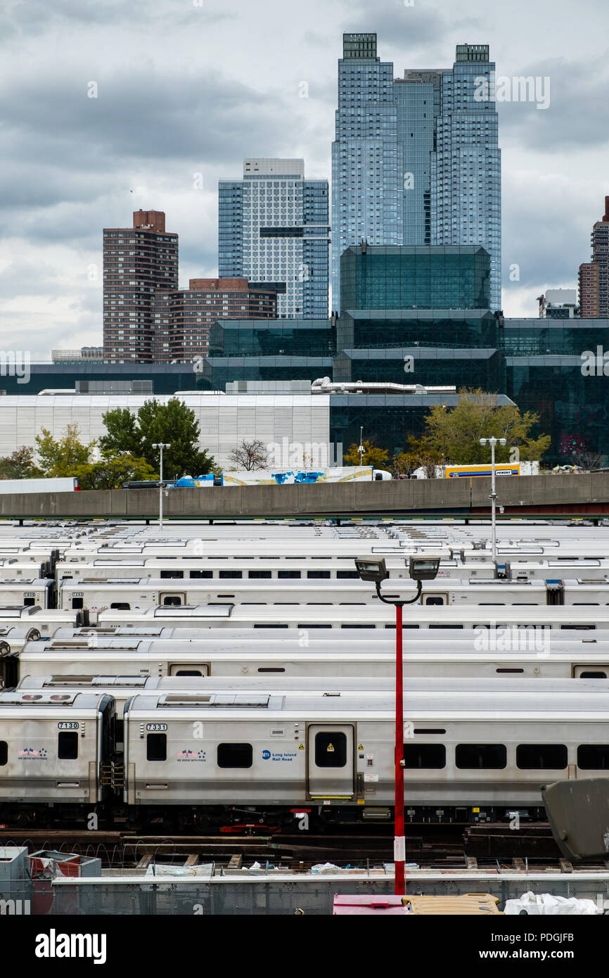 Fahrzeuge vor der Wolkenkratzer, Hudson Yards, New York Stockfoto