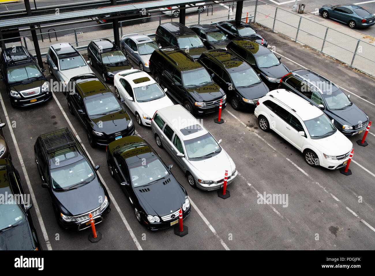 Schwarze und weiße Autos auf einem Parkplatz Stockfoto