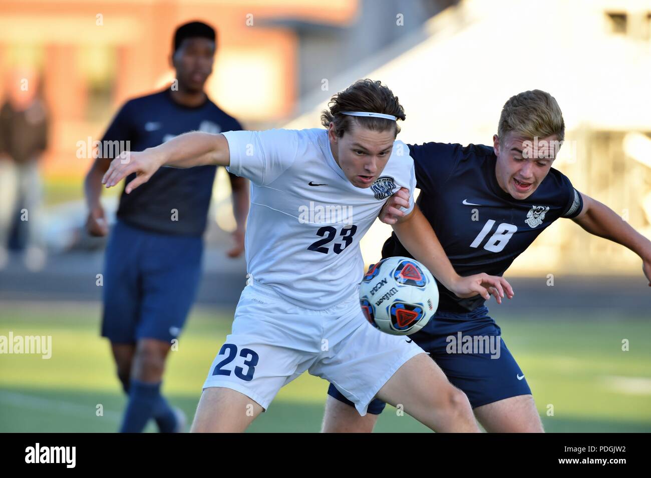 Spieler, die in einem körperlichen Kampf um den Besitz eines lose Kugel. USA. Stockfoto