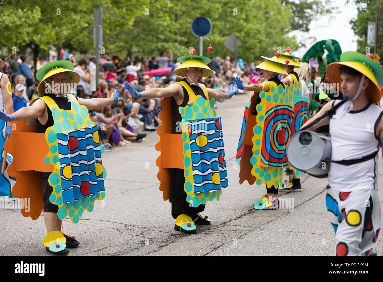 Cleveland, Ohio, USA - Juni 9, 2018 Männer tragen abstrakte farbenfrohe Kostüme in der abstrakten Kunst Festival Parade der Kreis Stockfoto